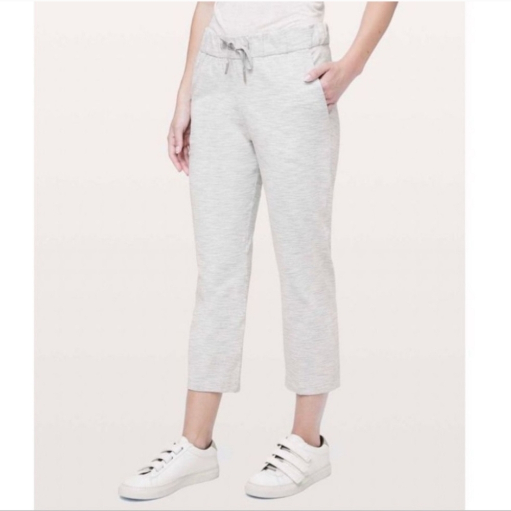 Lululemon On The Fly Crop 23" Jogger Heather Gray Size 12 Gym Workout Athletic